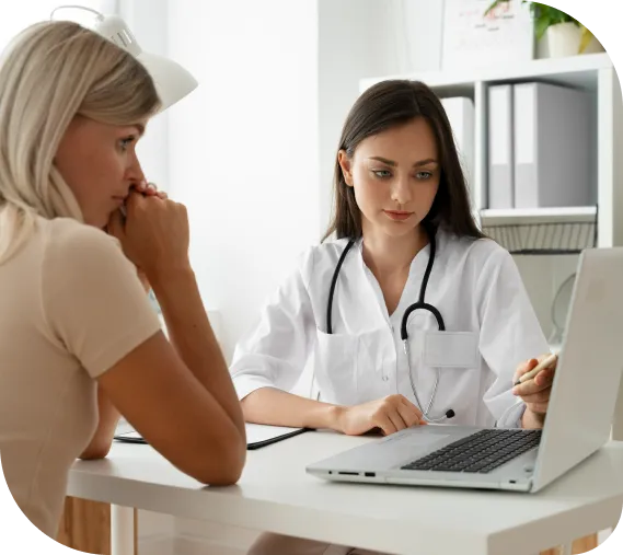 Un médico conversa sobre un plan de tratamiento con un paciente